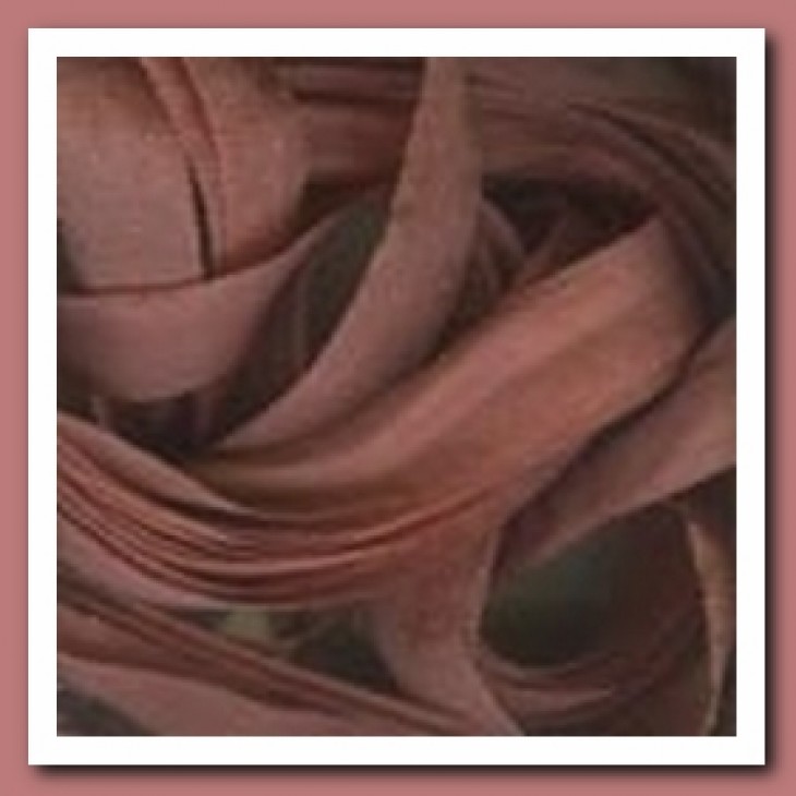 Лента цветная из нат. шелка Au ver a soie в упак. 7 мм 3 м. коробочка